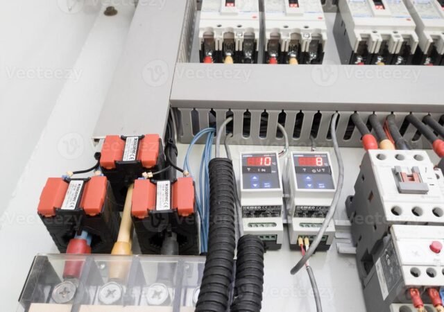 16069312-transformateur-de-courant-d-installation-et-disjoncteur-principal-contacteurs-sur-le-panneau-electrique-principal-pour-mesurer-le-courant-photo